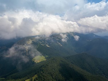 Yazın Ukrayna Karpatları 'nın yeşil dağları. Güneşli bir gün, nadir bulutlar. Hava aracı görünümü.
