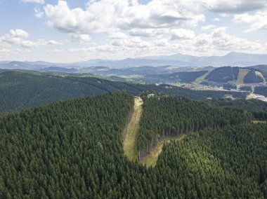Güneşli havada Ukrayna Karpatlarının yüksek dağları. Hava aracı görünümü.