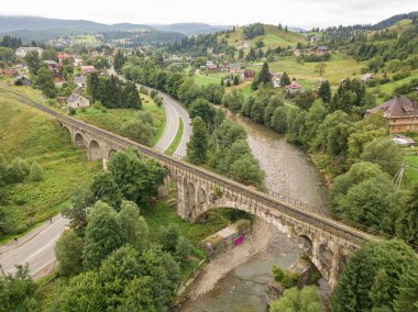 Dağlardaki eski demiryolu köprüsü. Ukraynalı Karpatlar. Hava aracı görünümü.