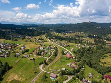 Ukrayna Karpatları 'nın dağlarına yerleşmek. Hava aracı görünümü.