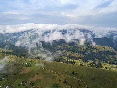 Ukrayna Karpatlarının dağlarında yüksek uçuş. Hava aracı görünümü.