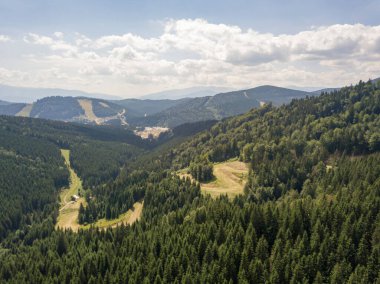 Yazın Ukrayna Karpatları 'nın yeşil dağları. Güneşli bir gün, nadir bulutlar. Hava aracı görünümü.