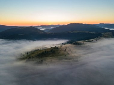 Ukrayna Karpatları 'nda sabah sisi. Hava aracı görünümü.