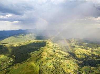 Ukrayna Karpatlarının dağlarında gökkuşağı. Hava aracı görünümü.