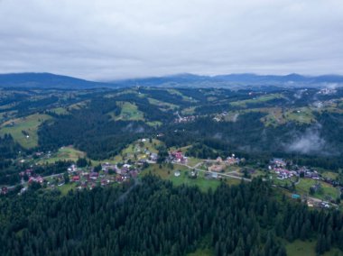 Sabah sisinde Ukrayna Karpatları 'na dağ yerleşimi. Hava aracı görünümü.