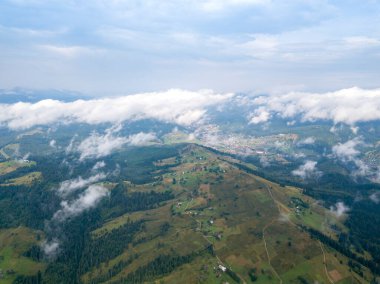 Ukrayna Karpatlarının dağlarında yüksek uçuş. Hava aracı görünümü.