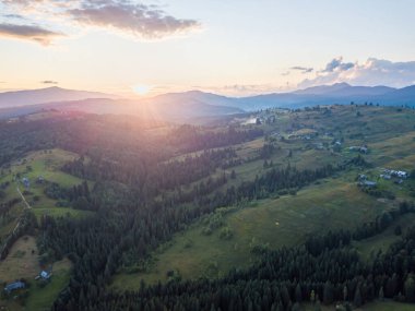 Ukrayna Karpatları 'ndaki dağların üzerinden gün batımı. Hava aracı görünümü.