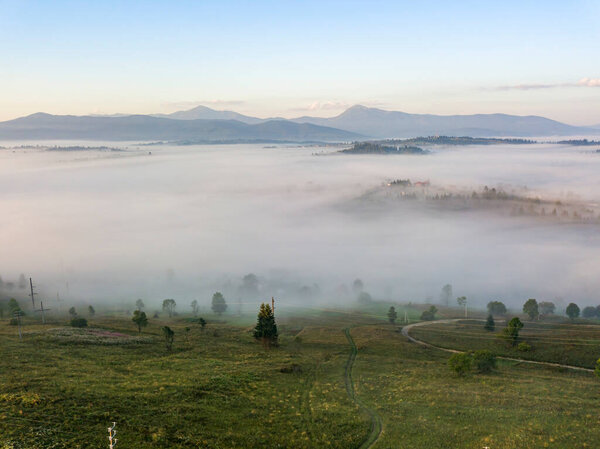 Восход солнца над туманом в Украинских Карпатах. Воздушный беспилотник.