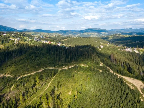 夏天乌克兰喀尔巴阡山脉的绿山 山坡上的针叶树 空中无人驾驶飞机视图 — 图库照片