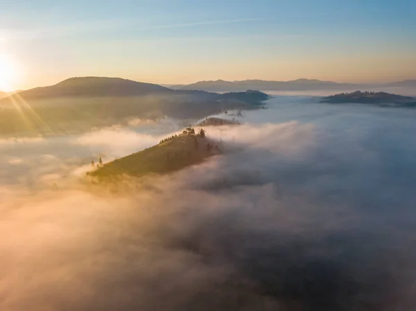 Sonnenaufgang Über Dem Nebel Den Ukrainischen Karpaten Drohnenblick Aus Der — Stockfoto