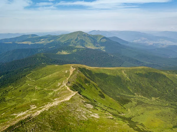 Hohe Berge Der Ukrainischen Karpaten Bei Bewölktem Wetter Drohnenblick Aus — Stockfoto