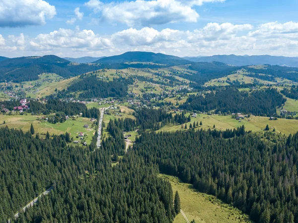 Montanhas Verdes Cárpatos Ucranianos Verão Dia Ensolarado Nuvens Raras Vista — Fotografia de Stock