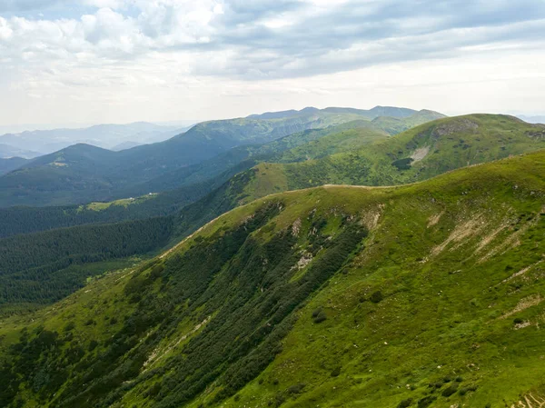 Hohe Berge Der Ukrainischen Karpaten Bei Bewölktem Wetter Drohnenblick Aus — Stockfoto