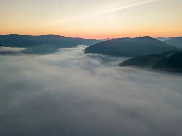 Восход Солнца Над Туманом Украинских Карпатах Воздушный Беспилотник — стоковое фото