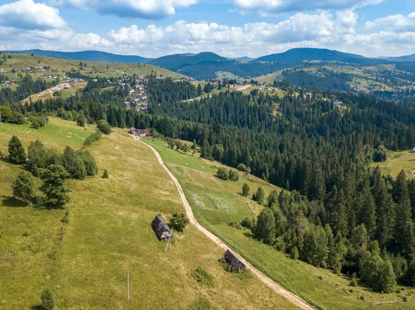 Grüne Berge Der Ukrainischen Karpaten Sommer Sonniger Tag Seltene Wolken — Stockfoto