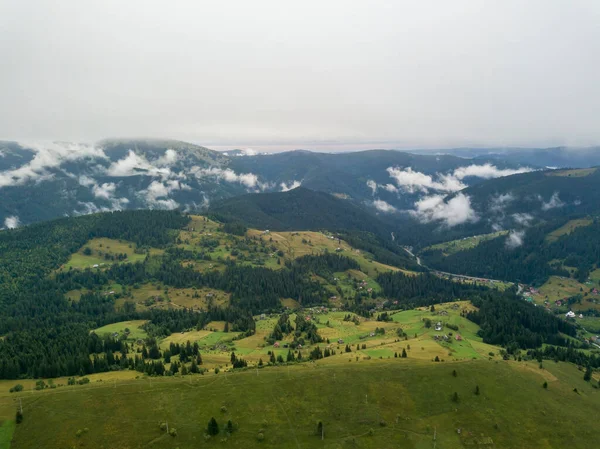 Πράσινες Πλαγιές Της Ουκρανίας Καρπάθια Βουνά Καλοκαίρι Σύννεφα Πρωί Χαμηλά — Φωτογραφία Αρχείου