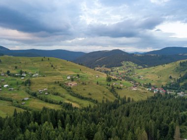 Yazın Ukrayna 'nın yeşil Karpatları. Hava aracı görünümü.