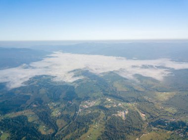 Ukrayna Karpatlarının dağlarında yüksek uçuş. Vadide sis var. Hava aracı görünümü.