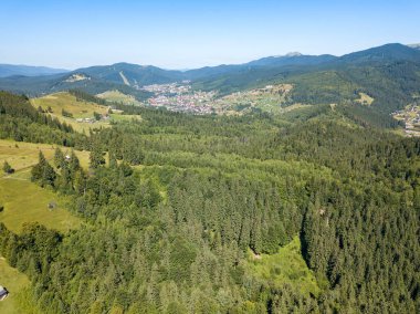 Yazın Ukrayna Karpatları 'nın yeşil dağları. Güneşli açık bir gün. Hava aracı görünümü.