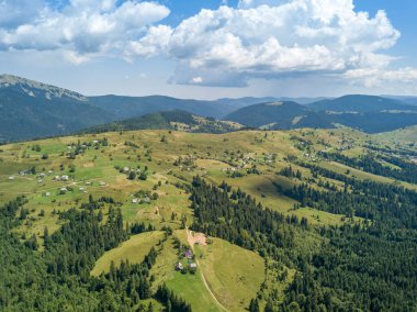 Yazın Ukrayna Karpatları 'nın yeşil dağları. Güneşli bir gün. Hava aracı görünümü.