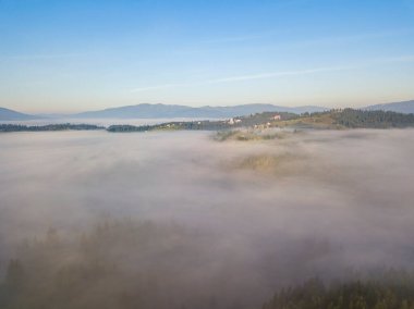 Ukrayna Karpatları 'nda sabah sisi. Hava aracı görünümü.
