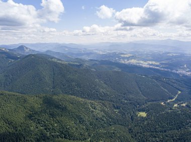 Güneşli havada Ukrayna Karpatlarının yüksek dağları. Hava aracı görünümü.