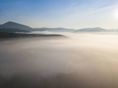Ukrayna Karpatları 'nda sabah sisi. Hava aracı görünümü.