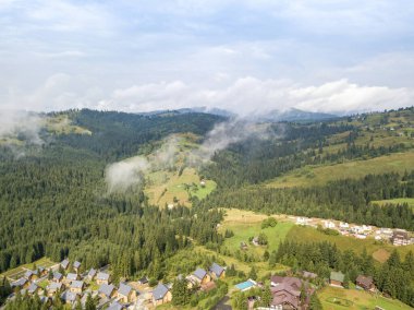 Ukrayna Karpatlarının dağlarında yüksek uçuş. Hava aracı görünümü.