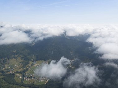 Ukrayna Karpatlarının dağlarında yüksek uçuş. Hava aracı görünümü.