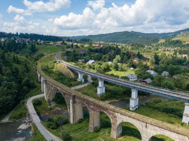 Dağlardaki eski demiryolu köprüsü. Ukraynalı Karpatlar. Hava aracı görünümü.