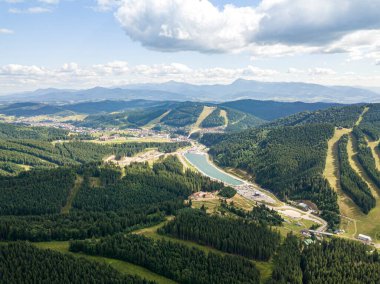 Yazın Ukrayna Karpat Dağları 'nın yeşil yamaçlarında. Bulutlu bir sabah, alçak bulutlar. Hava aracı görünümü.