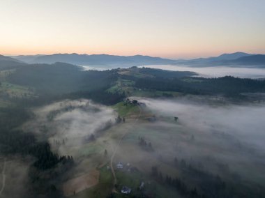 Ukrayna Karpatları 'nda sabah sisi. Hava aracı görünümü.