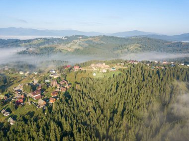 Sabah sisinde Ukrayna Karpatları 'nın yeşil dağları. Hava aracı görünümü.
