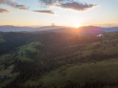 Ukrayna Karpatları 'ndaki dağların üzerinden gün batımı. Hava aracı görünümü.