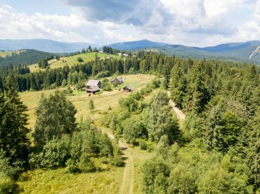 Yazın Ukrayna Karpatları 'nın yeşil dağları. Güneşli bir gün. Hava aracı görünümü.