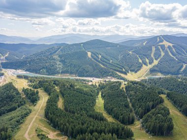 Güneşli havada Ukrayna Karpatlarının yüksek dağları. Hava aracı görünümü.