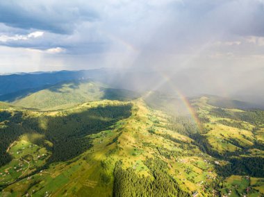 Ukrayna Karpatlarının dağlarında gökkuşağı. Hava aracı görünümü.