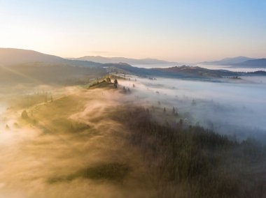 Ukrayna Karpatları 'nda sabah sisi. Hava aracı görünümü.