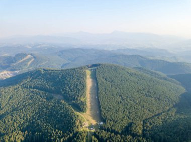 Güneşli havada Ukrayna Karpatlarının yüksek dağları. Hava aracı görünümü.