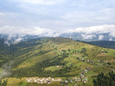 Ukrayna Karpatlarının dağlarında yüksek uçuş. Hava aracı görünümü.