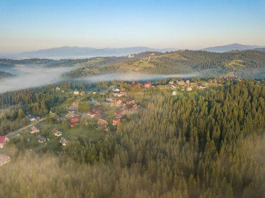 Sabah sisinde Ukrayna Karpatları 'na dağ yerleşimi. Hava aracı görünümü.