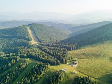 Yazın Ukrayna Karpatları 'nın yeşil dağları. Güneşli bir gün, nadir bulutlar. Hava aracı görünümü.