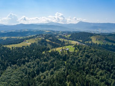 Yazın Ukrayna Karpatları 'nın yeşil dağları. Güneşli bir gün. Hava aracı görünümü.