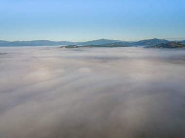 Ukrayna Karpatları 'nda sabah sisi. Hava aracı görünümü.