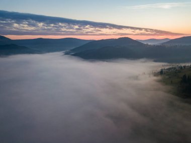 Ukrayna Karpatları 'nda sabah sisi. Hava aracı görünümü.