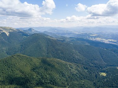 Güneşli havada Ukrayna Karpatlarının yüksek dağları. Hava aracı görünümü.