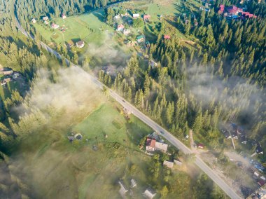 Sisin içindeki dağ yolu. Hava aracı görünümü.