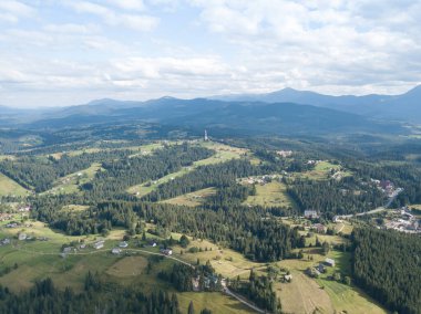 Yazın Ukrayna Karpatları 'nın yeşil dağları. Yamaçlarda kozalaklı ağaçlar. Hava aracı görünümü.