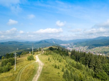 Bir yaz sabahı Ukrayna Karpatları dağları. Hava aracı görünümü.
