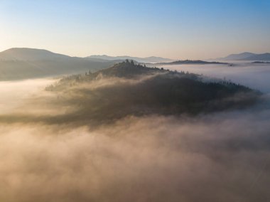 Ukrayna Karpatları 'nda sabah sisi. Hava aracı görünümü.